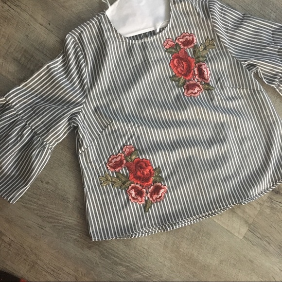 ✨NWT✨ Pretty Striped Bell Sleeve Embroidered Top - Picture 6 of 7
